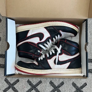 Jordan 1 - Säljer mina Jordan 1 då dom inte kommer till användning. Sjukt sköna att ha på sig, riktigt snyggt till linnebyxor!  Nypris ca 2000kr Skick 6/10 