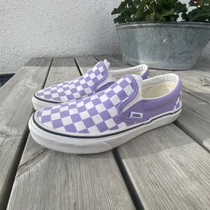 Vans slip ons - Somriga lila Vans. Använda någon enstaka gång, nyskick! Storlek 38. Lite smutsig sula, rengörs innan frakt! Köparen står för frakten. 