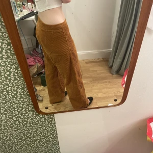 Manchester Byxor - Snygga lågmidjade Manchester byxor från weekday🧡orginalpris: 450kr
