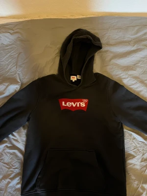 Levi’s huvtröja - äkta huvtröja som passar mer på L än på M BARA TRÄFFAS INOM STOCKHOLM