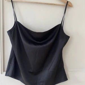 Satin linne  - Säljer nästintill oanvänt linne från Linn Ahlborg x NA-KD. Materialet är i satin & mkt tunt <3 Funkar för flertal olika storlek i byst, är i storlek 36 men sitter som en 38. 