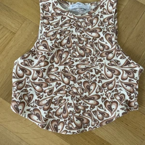 Linne - Ett väldigt fint linne som passar perfekt till sommaren som jag säljer då den inte kommer till användning💗