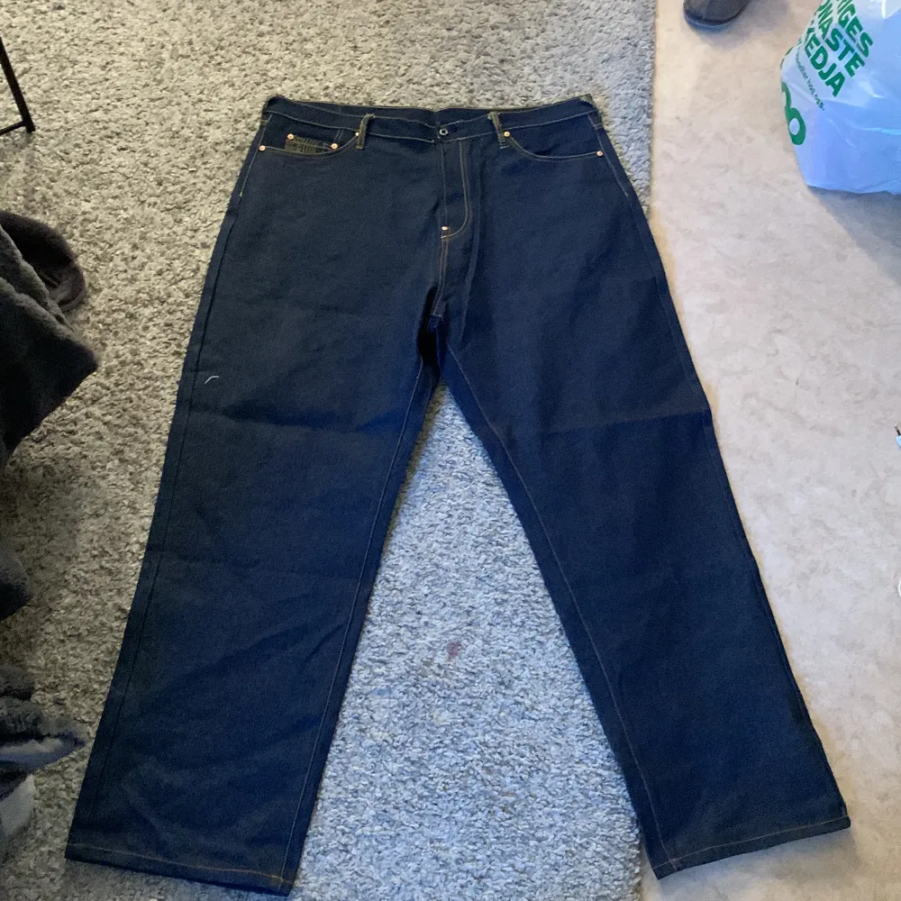 Mörk-blåa japanska jeans med tryck på baksidan 100% cotton ”MAN KAN PRUTA!!!”. Jeans & Byxor.