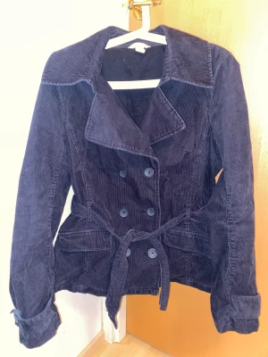 Kappa - Jättefin kappa i manchester. Säljer pga att den är för liten. Strl 44 men liten i storlek. Skulle nog passa en strl 40 också. 