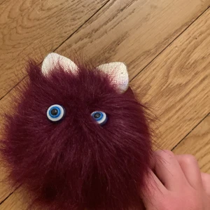 Nyckelring - vinröd fluffig cat guldiga öron blåa ögon