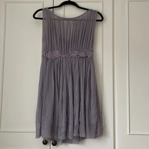 Klänning  - Fin lilagrå kort klänning från BikBok i storlek xs men jag som har storlek 36-38 kan även ha den. Bra skick bortsett från några pärlor som hänger lite löst. Pris kan diskuteras. 