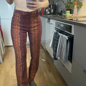 Snygga byxor - Otroligt bekväma och snygga byxor. Köpta second hand och det står strl 40 i. Lite stora på mig som har storlek 36, skulle säga att dom är 38 i storlek. 