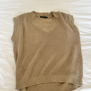 Beige sweatervest  - Beige stickad sweater vest perfekt för vår.