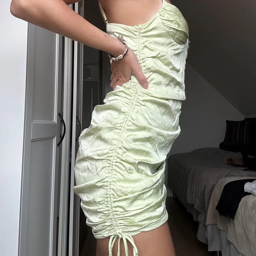 Grön satinklänning från Zara. Snörningsdetaljer vid sidan av klänning som gör att man lätt kan reglera längden. Så detaljer på denna klänningen!! . Klänningar.
