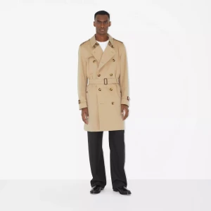 Burberry kensington trenchcoat strl 50 - Jag säljer en Burberry trenchcoat i strl 50 som är inköpt på NK, förra året. Den har en liten orange fläck (se bild) men i övrigt är den felfri. Kvitto finns. 