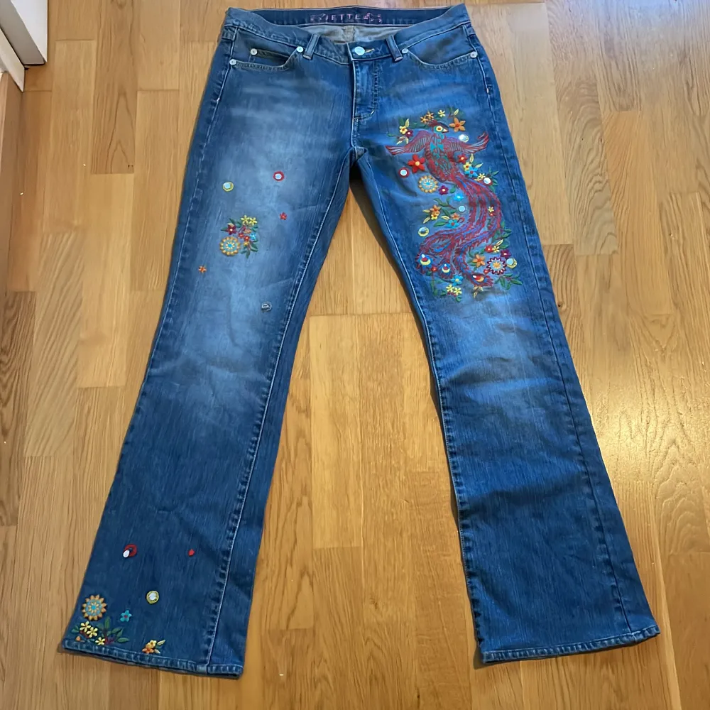 Ascoola lågmidjade broderade jeans !!! nyskick stl 31/34 men skulle säga att de sitter som en 29 🌸. Jeans & Byxor.