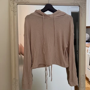 Långärmad - Ribbad långärmad tröja från Gina tricot  Fint skick med snörning Stlk S