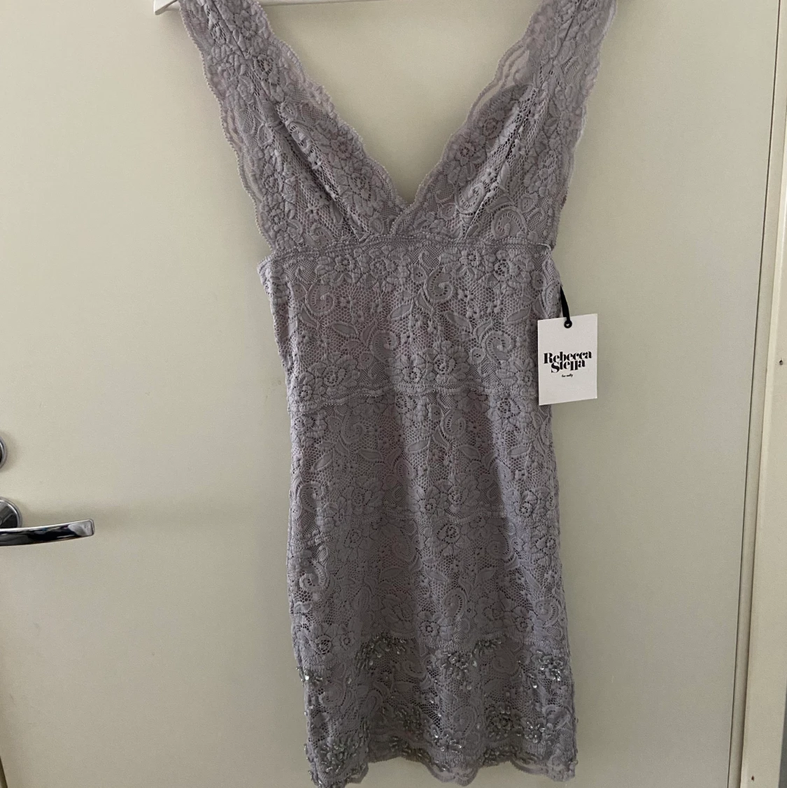 klänning - Rebecca Stella x Nelly 