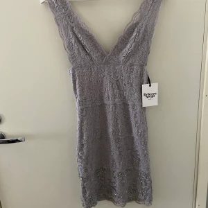 klänning - Rebecca Stella x Nelly  - helt oanvänd, skriv om du har frågor❤️