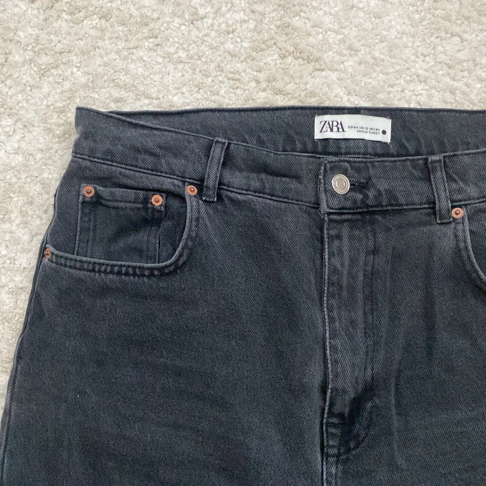 Svarta, urtvättade, oversized jeans. Straight-leg modell! ”Avklippt” detalj nedtill.. Jeans & Byxor.