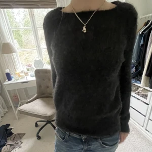 Stickad tröja - Säljer denna svarta tröjan i mohair!! Så najs