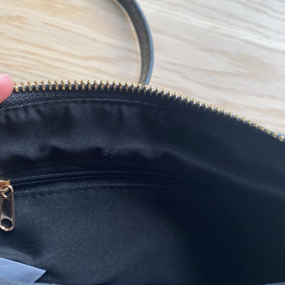 En svart väska super fin till sommaren och säljer den för att den inte kommer till andvändning. Den har två band (ett litet och ett långt)🥰den har också ett fack inuti väskan där man kan ha lite saker säljer för 100kr+frakt 🥰. Väskor.