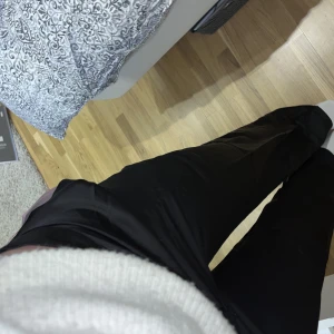 Satinbyxor  - Svarta Satinbyxor från Nelly som är slutsålda på hemsidan. Säljer pga kommer inte till användning. Passar mig som är 175 cm. Aldrig använda, prislappen sitter kvar.💗