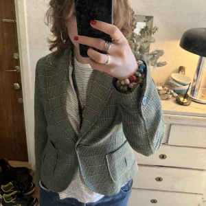 Kavaj - Snygg grön kavaj med gulddetaljer från H&M🔥 Köpt second hand men aldrig använt den Fint skick, hade ett hål på insidan av ärmen men det har ja lagat, inget som syns, kan skicka bild