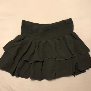 Kjol - Säljer denna kiolen. Används ej passar bra💗⚡️