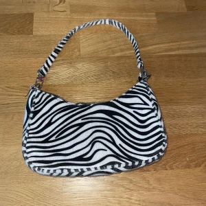 Väska från Bikbok  - Använd ca 2 gånger, zebra väska. Inte för liten och inte för stor.