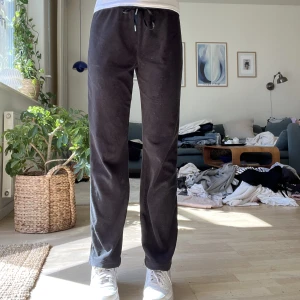 Mjukisbyxa! - Svart mjukisbyxa från Ginatricot, säljer pågrund av att dom är förkorta. Fina och sköna. Nypris 300kr tror jag. Tvättar innan jag postar.
