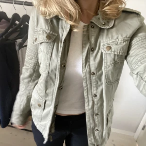 Grön jacka - Grön vårjacka ifråm amisu! Små fläckar på ena ärmen (se sista bild) men de är knappt märkbara. Frakt 54kr🥰