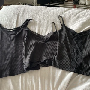 3 svarta linnen - Linne 1 är ett vanligt linne med knyten på axlarna storlek xs från Bikbok. Linnet i mitten är svart med spets och är croppad storlek s. Linne nr 3 är svart med spets och normal långt, storlek s. Linne 2 & 3 är från New yorker. 100 kr för alla linnen