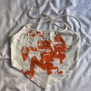 y2k topp - snygg topp med justerbara axelband som passar perfekt till sommaren. ☀️använt ett fatål gånger, säljer för att den kommer inte till användning. 