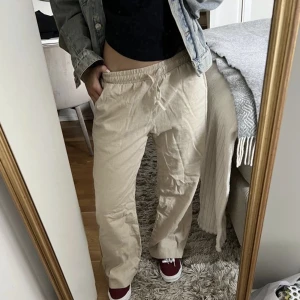 Linnebyxor - Säljer mina lågmidjade beiga linnebyxor. Lappen är avklippt för att kunna vika ner midjebandet, men skulle uppskatta storleken till xs-s. Nästan lite långa på mig som är 167, och går lätt att sy upp. Hör av er vid frågor!! Första bilden är lånad💕