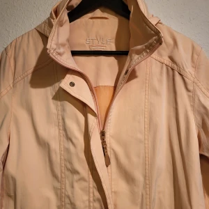 Vårjackan  - Nyskick, lätt och fin vårjacka, fin beige/rosa färgen 