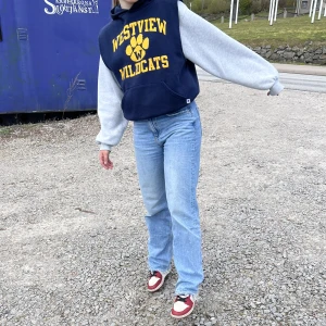 Hoodie - Marinblå hoodie utan armar💙 Köpt vintage. Unikt plagg som passar över en t-shirt, långärmad tröja eller bara som den är! Gult tryck fram. Använd men i mycket fint skick!