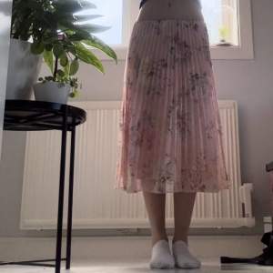 kjol från HM i nyskick 💕resår i midjan
