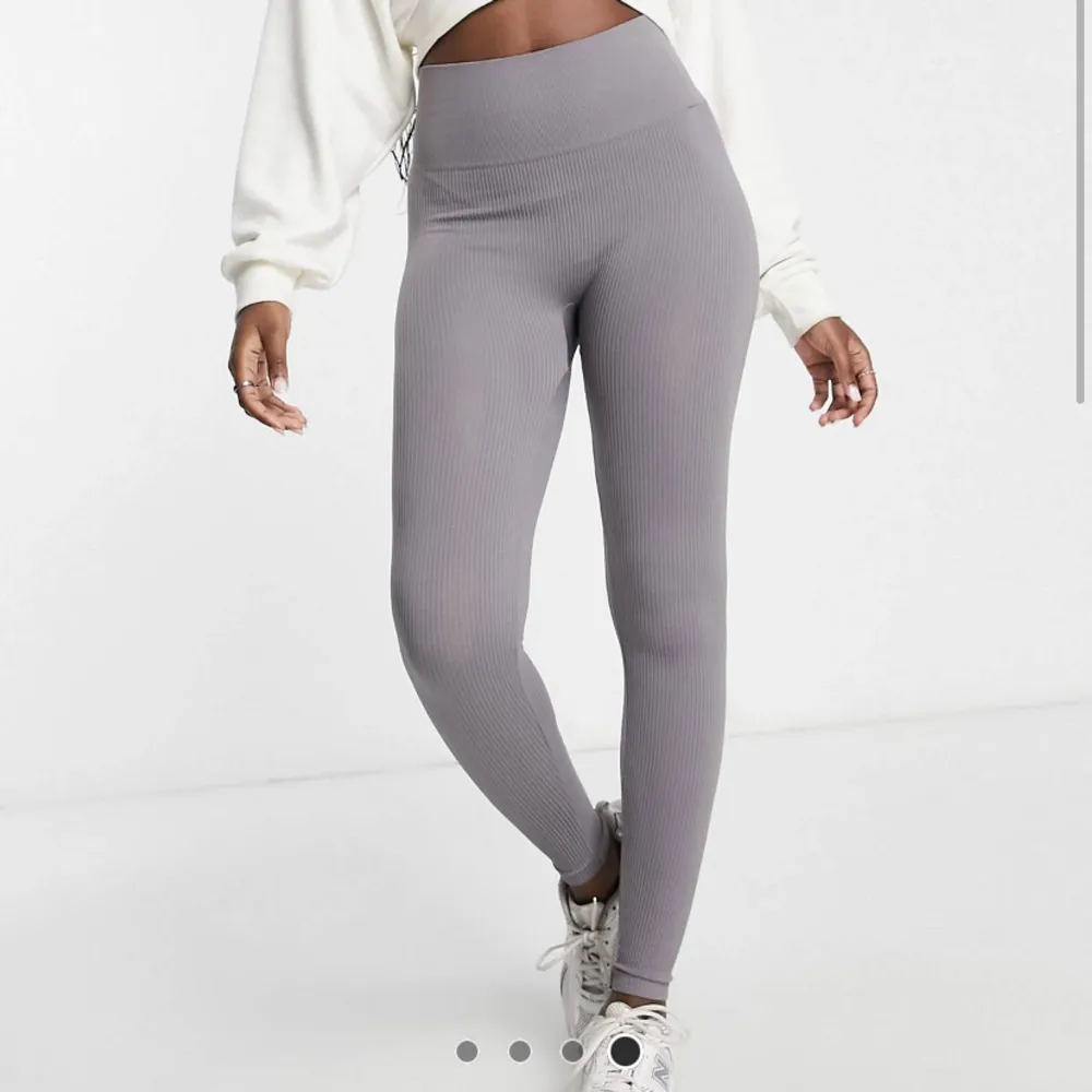 I princip oanvända seamless leggins från stradivarius. Ribbade och väldigt sköna i materialet. Stretchiga. . Farkut & Housut.