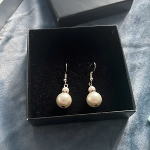 Pärlörhängen  - Pärlor men inte äkta. Fina och kan ha till vad som helst 