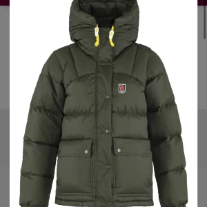 Fjällräven jacka - Säljer nu min fjällrävenjacka då den inte kommer till användning. Knappt använd och ser ut som ny. Inga avvikelser eller fläckar
