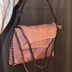 Stella McCartney  - Säljer denna super fina Stella likande väskan i nyskick och jätte bra kvalite, först till kvarn :) 