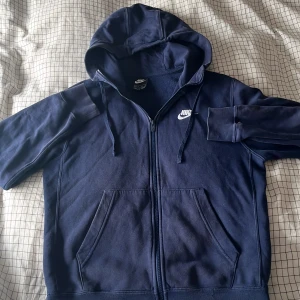 Nike zip - Tjenixen! Säljer nu denna sjukt snygga Nike zip hoodien. Perfekt nu till våren. Kommer aldrig till användning då den är för liten. Skick 8/10.