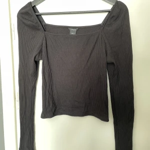 Topp  - Svart topp från Lindex i storlek M. 