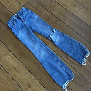 Bootcut jeans med slitningar från Gina Tricot. Lite lägre i midjan och utan stretch. Lite långa på mig som är 160 men funkar med en klack eller platå. Nyskick! Har ingen bild med dom på. 