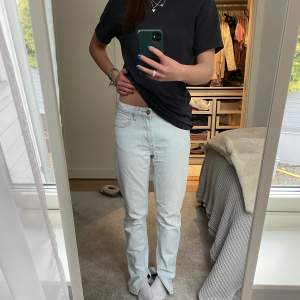 Sjukt snygga jeans med perfekt passform och färg!!!! Snygg slits nertill också💜💜💜Köparen står för frakten