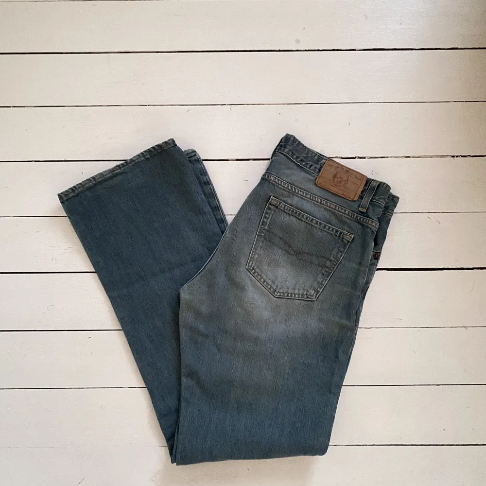 crocker originals ljusblå bootcut jeans! säljer pga att dem inte passar mig. priset är diskuterbart!                                                midjemåttet: ca46cm                                   innebenslängden: ca81cm . Jeans & Byxor.