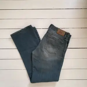 crocker originals ljusblå bootcut jeans! säljer pga att dem inte passar mig. priset är diskuterbart!                                                midjemåttet: ca46cm                                   innebenslängden: ca81cm 