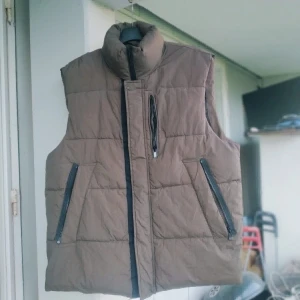 River Island Vest - Helt perfekt kondition, inget fel med den allts. Unik jacka som ja köpte från London. Tappade vikt och den e för stor nu. Har flera fickor i insidan också