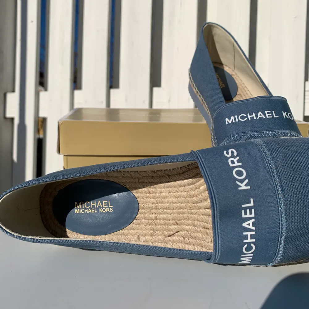 Riktigt fina Michael Kors espadriller, perfekta för sommaren! Helt oanvända. Låda och kvitto finns. Säljes pga fel storlek . Skor.