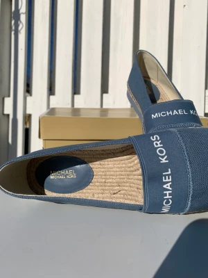 Michael Kors skor  - Helt nya och oanvända Michael Kors espadriller, perfekta för sommaren!💕