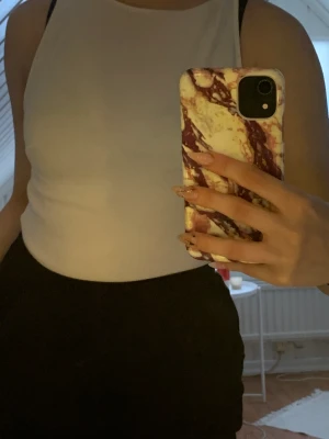 Body - Säljer denna bodyn med öppen rygg då den aldrig kommer till användning. Aldrig använd.
