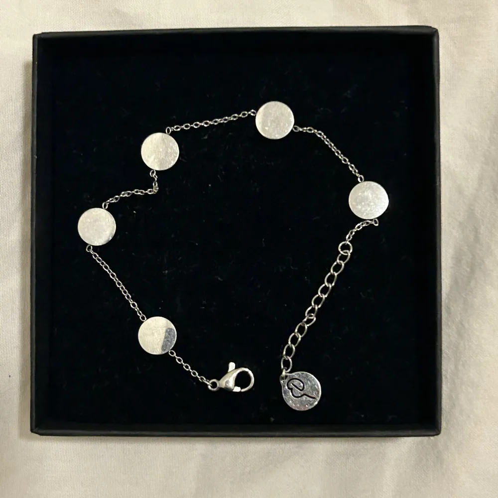 Har haft armbandet i ungefär 1år men använder ej silversmycken så det är knappt använt och även därför jag säljer det✨💓. Asusteet.
