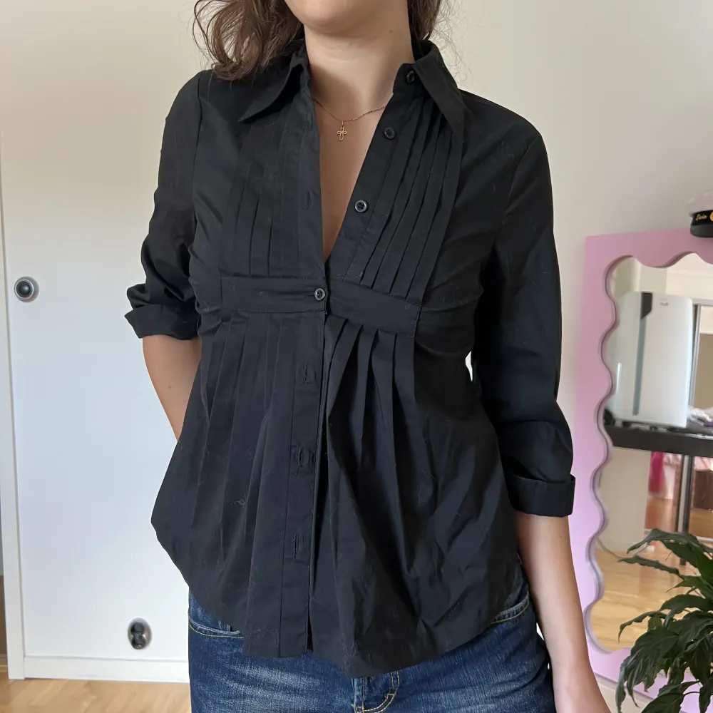 svart skjorta köpt på secondhand 🌷 storlek 36 . Skjortor.