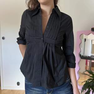 svart skjorta köpt på secondhand 🌷 storlek 36 